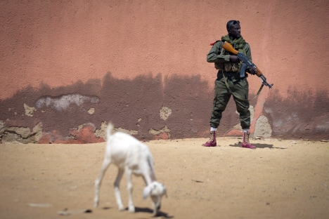 Russia accounted for 11 percent of the volume of major arms supplied to sub-Saharan Africa in December 201, according to a SIPRI report. Pictured: A Malian army soldier holding an AK-47 assault rifle. Source: AFP / East News 