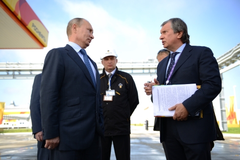 Head of Russia's largest oil company Rosneft Igor Sechin (right) meeting with Russian President Vladimir Putin. Source: ITAR-TASS
