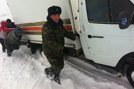 Fahren durch den Schneesturm ist keine leichte Aufgabe. Foto: Artjom Sagorodnow