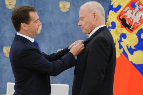 Russian President Dmitry Medvedev (left) hands over an the Order of Friendship to American Chamber of Commerce in Russia president Andrew Somers during an awarding ceremony in the Gorki residence outside Moscow. Source: AFP / East News