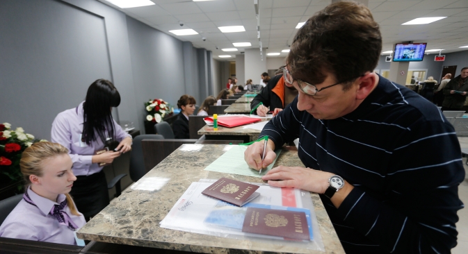 The EU-Russia agreement on the liberalization of the visa regime may be a catalyst for negotiations on scrapping visas. Pictured: A visitor files papers at Polish Visa Application Center in Kaliningrad. Source: RIA Novosti / Evgeniy Karasev
