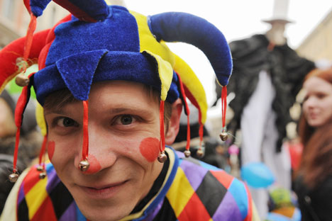 Artista de rua caracterizado de arlequim no Desfile de Palhaços que celebrava o Dia da Mentira Foto: ITAR-TASS