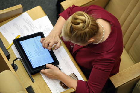 Special app on IPad allows deputies to view documents and comment on their colleagues' proposals. Source: Kommersant