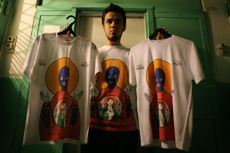 Art activist Artyom Loskutov from Novosibirsk created T-shirts devoted to Pussy Riot. Source: Alexandre Kriajev / RIA Novosti 