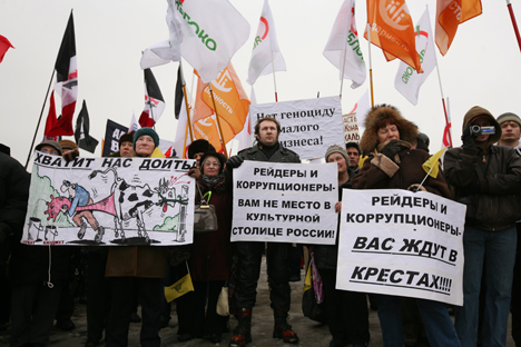 Participants in the rally in St.Petersburg with posters: "Raiders and corrupt officials - There's no place for you in cultural capital of Russia". Source: ITAR-TASS