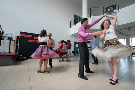 Club cooperates with Russian and foreign dance groups, attends the master classes of foreign callers and hosts them in Moscow American Center. Source: Red Square Dance Club