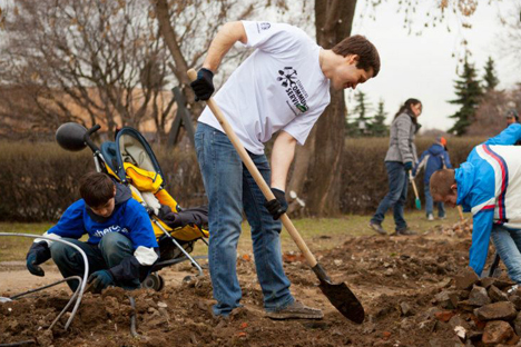 No fim de semana passado, mais de 450 voluntários ajudaram a limpar o parque Muzeon, em Moscou Foto: PressPhoto
