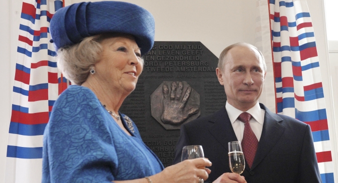 Russian President Vladimir Putin and Queen Beatrix of the Netherlands toast after they unveiled a plaquette with hand imprint of Peter the Great, during a tour of the Amsterdam Hermitage Museum April 8, 2013. Source: Reuters
