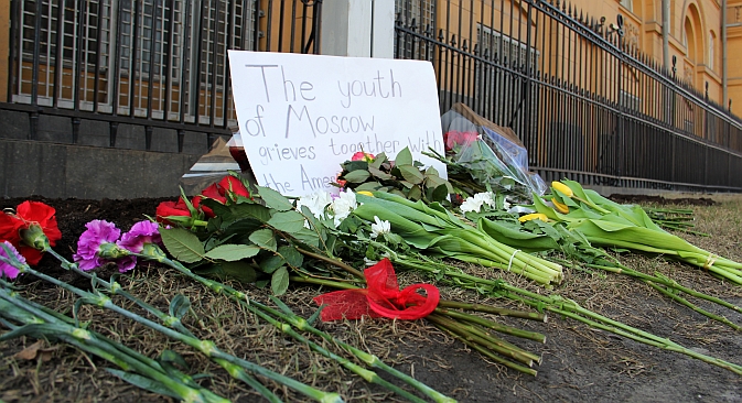 Russia responded to the Boston explosions by bringing flowers to the U.S. Embassy to support the American citizens. Source: RBTH / Vladimir Stakheev 