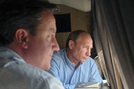Primeiro-ministro britânico, David Cameron (à esq.) e presidente da Rússia, Vladímir Pútin  Foto: AP