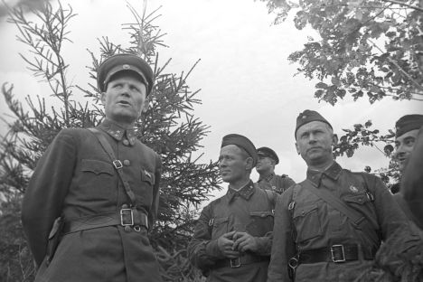 Ivan Konev, chef du front ouest soviétique (à gauche) et les écrivains Mikhaïl Cholokhov, Alexandre Fadeïev et Eugène Petrov, en 1941. Crédit photo : RIA Novosti / Petrusov