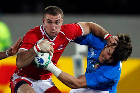 Russia's Vladimir Ostroushko (L) fends off Italy's Matteo Pratichetti during their Rugby World Cup Pool C match at Trafalgar Park in Nelson September 20, 2011. Source: Reuters