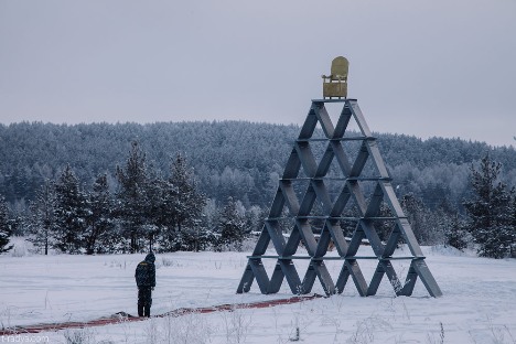 The sculpture “Figure #1: Stability” is a huge pyramid made of police riot shields. Source: www.t-radya.com