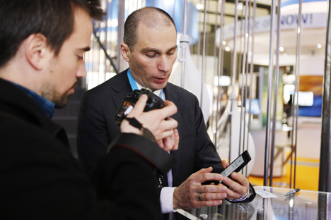 Генералниот директор на Јота Дивајсис, Владислав Мартинов, го претставува првиот руски смартфон. Извор: PressPhoto.