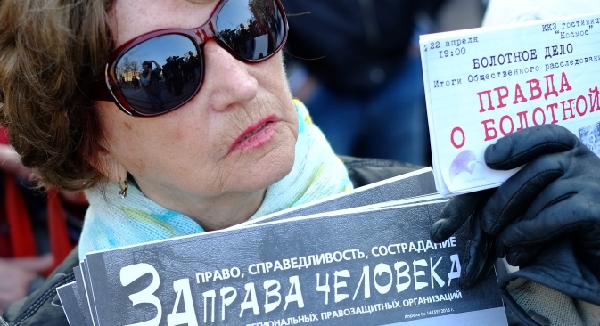 A woman attends the rally in support of opposition leader Alexei Navalny, who is accused over the Kirovles embezzlement case. The poster reads "For Human Rights" Source: RIA Novosti / Andrey Stenin 
