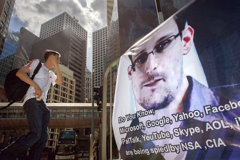 Snowden é procurado pelo governo americano por divulgar informações sobre um programa nacional para monitorar conversas telefônicas e por internet Foto: AFP / East News