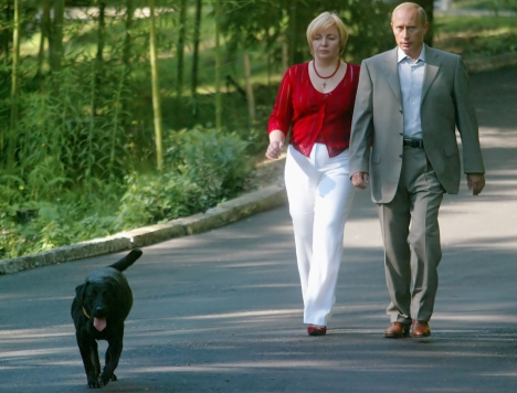 Pútin e sua mulher Liudmila passeiam com seu labrador na residência do presidente em Sôtchi Foto: AP
