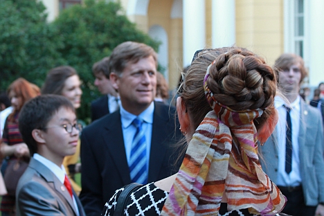 Ambassador Michael Mcfaul with the 2013-2014 exchange students at his Moscow residence - Spaso House. Source: RBTH
