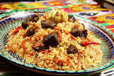 In Uzbekistan it is common to eat plov from a common plate using the hands. Source: Lori / Legion media