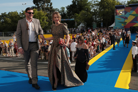 Russian actor Maxim Vitorgan and his wife, Xenia Sobchak, visit the Kinotavr Film Festival in Sochi. Source: RIA Novosti