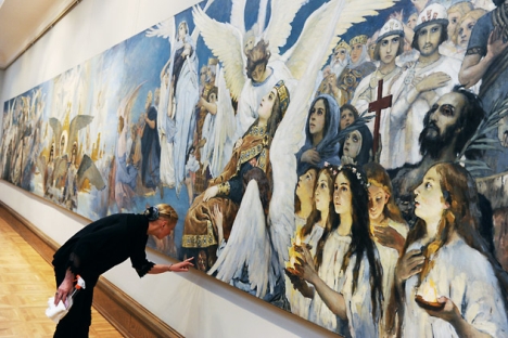 A researcher observes the preliminary drawing for the "Joy righteous God. Triptych" at an exhibition of Viktor Vasnetsov at the Tretyakov Gallery. Source: RIA Novosti / Vladimir Vyatkin