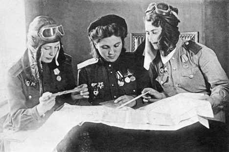 Pilots (L-R) Tonya Rozova, Sonia Vodyanik and Lida Golubeva before a combat mission. Source: ITAR-TASS
