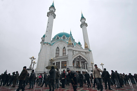 People are waiting for the festive prayer at the mosque Kul-Sharif in Kazan, on December 8, 2012. Source: ITAR-TASS / Vasily Alexandrov