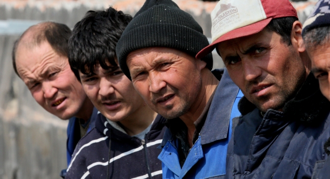 Trabalhadores imigrantes observam funcionários do Departamento de Controle da Imigração durante inspeção para deportar imigrantes ilegais Foto: Vitáli Ankov/RIA Nóvosti