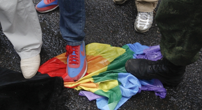 同性愛者の権利擁護者たちが同性愛宣伝禁止法案に反対し抗議デモを繰り広げるなか、同性愛者の権利擁護に反対する活動家たちは、虹の旗を踏みにじった。＝ロイター通信 / マクシム・シェメトフ撮影