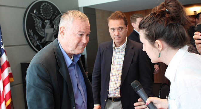 Head of U.S. Congress delegation to Russia Dana Rohrabacher (left) talking with journalists after the press-conference organized by the U.S. Embassy in Moscow. Source: RBTH 