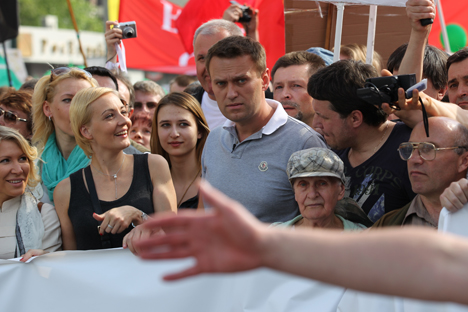 Membros do partido governista Rússia Unida ajudaram o oposicionista Naválni a coletar assinaturas de deputados municipais Foto: Serguêi Mikheev / RG