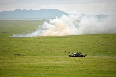 A Russian Army Engenering tank drives near the Baikal Lake in Russia, on July 17. Russian has launched its largest military drill since Soviet times, employing 160,000 troops and around 5,000 tanks across Siberia and the Far East Region. Source: AP