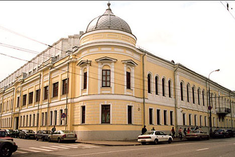 La maison des Volkonski, rue Vozdvizhenka, construite à la fin du XVIIIe siècle, a été reconstruite après l’incendie de 1812 et rachetér en 1816 par le prince Nikolaï Volkonski, grand-père de l’écrivain Léon Tolstoï. Crédit photo : Gruszecki / wikipe