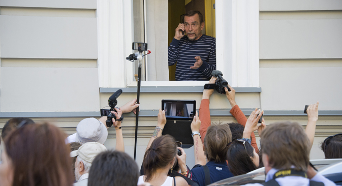 Human rights advocate Lev Ponomarev in the office of the movement "For human rights" in Moscow on June 21. Police close close the office of the movement "For Human Rights" in connection with the termination of the lease premises. Source: AFP / East N