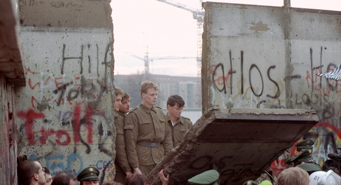 Padec Berlinskega zidu leta 1989 je zaznamovala vzpostavitev novega svetovnega reda. 