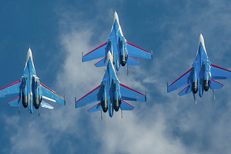 Famosa equipe de acrobacias aéreas "Cavaleiros da Rússia" fizeram show aéreo durante o Maks-2013 Foto: Ministério da Defesa da Federação Russa / mil.ru