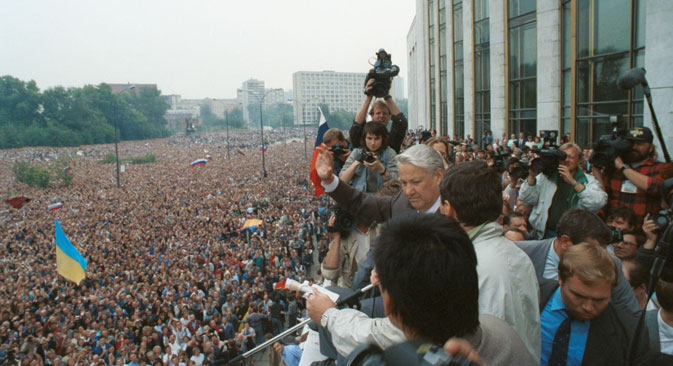 Tens of thousands of Yeltsin's (center) supporters gathered around the president’s residence at the White House in Moscow. Source: ITAR-TASS