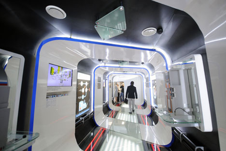 Visitors admire a touring Rusnano exhibition inside a train, a joint project with Russian Railways. Source: ITAR-TASS