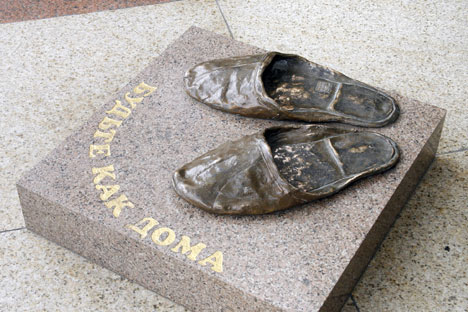 This monument, which anybody can try on and "feel at home", is located in Tomsk. Source: Lori / Legion Media