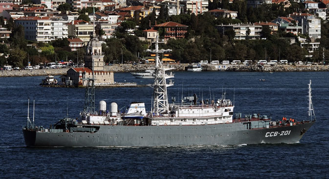 A Russian military intelligence ship, which leads a group of Russian warships, unseen, sails through the Bosporus in Istanbul, Turkey, September 5, 2013. Source: AP