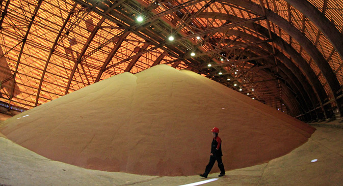 An employee checks an above ground store of processed potassium salts at a Uralkali potash mine near the city of Berezniki in the Perm region close to Russia's Ural mountains August 26, 2013. Source: Reuters