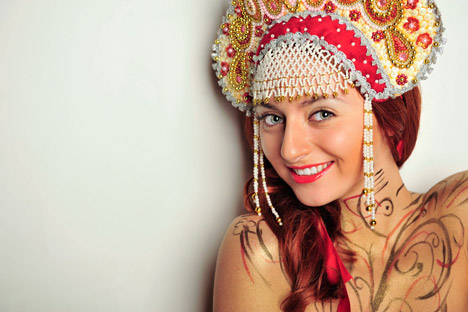 Kokoschnik, die traditionelle slawische Kopfbedeckung passt gut zum Halloween-Russenkostüm. Foto: Alamy / Legion Media