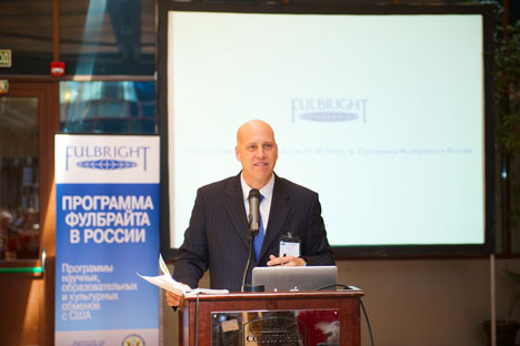 Fulbright Program Director Joel Ericson taking the floor at the celebration of Fulbright's  40th anniversary in Russia. Source: Fulbright / Press Photo