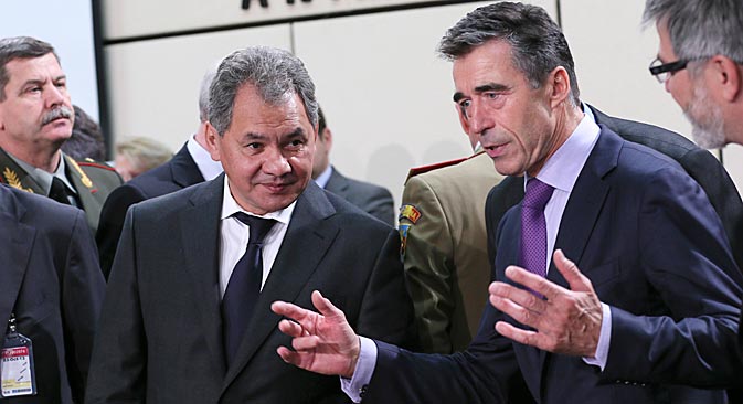 Sergei Shoigu (L) hopes to find compromise with NATO on ABM. Source: AFP / East News