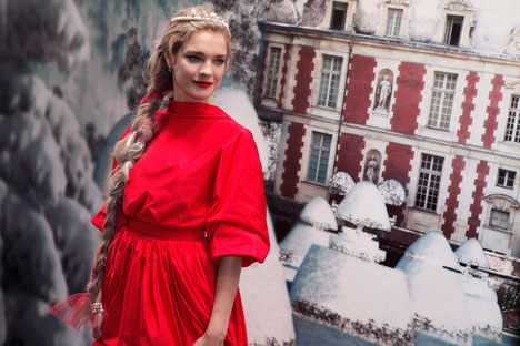 La modelo Natalia Vodiánova llega a una fiesta en el castillo de Wideville, cerca de París, en 2011.