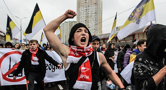 Embalados por gritos nacionalistas, manifestantes exigiam regime de vistos para países da CEI Foto: ITAR-TASS