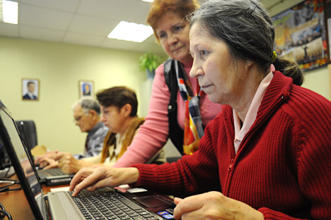 Das Sozialprojekt W.N.U.K. bringt Senioren bei, im Internet zu surfen. Foto: Alexander Koschorin/RIA Novosti