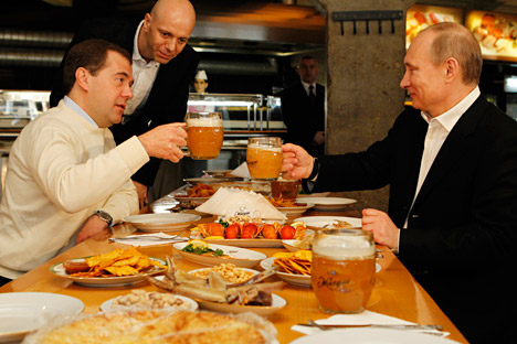 Dmitry Medvedev (L) and Vladimir Putin in 'Zhiguli' beer restaurant. Source: ITAR-TASS