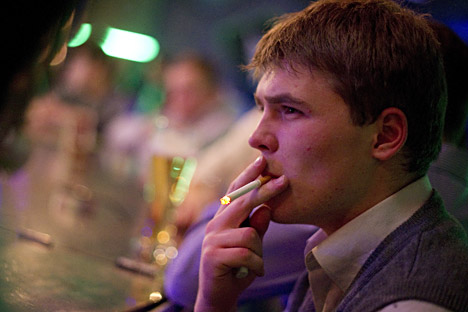 Estudo revela que jovens do sexo masculino experimentam cigarros e bebidas alcoolicas antes delas. Foto: TASS