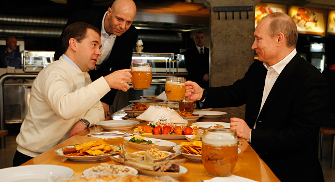 Dmitri Medwedjew und Wladimir Putin in der Moskauer Bar "Schiguli". Foto: ITAR-TASS